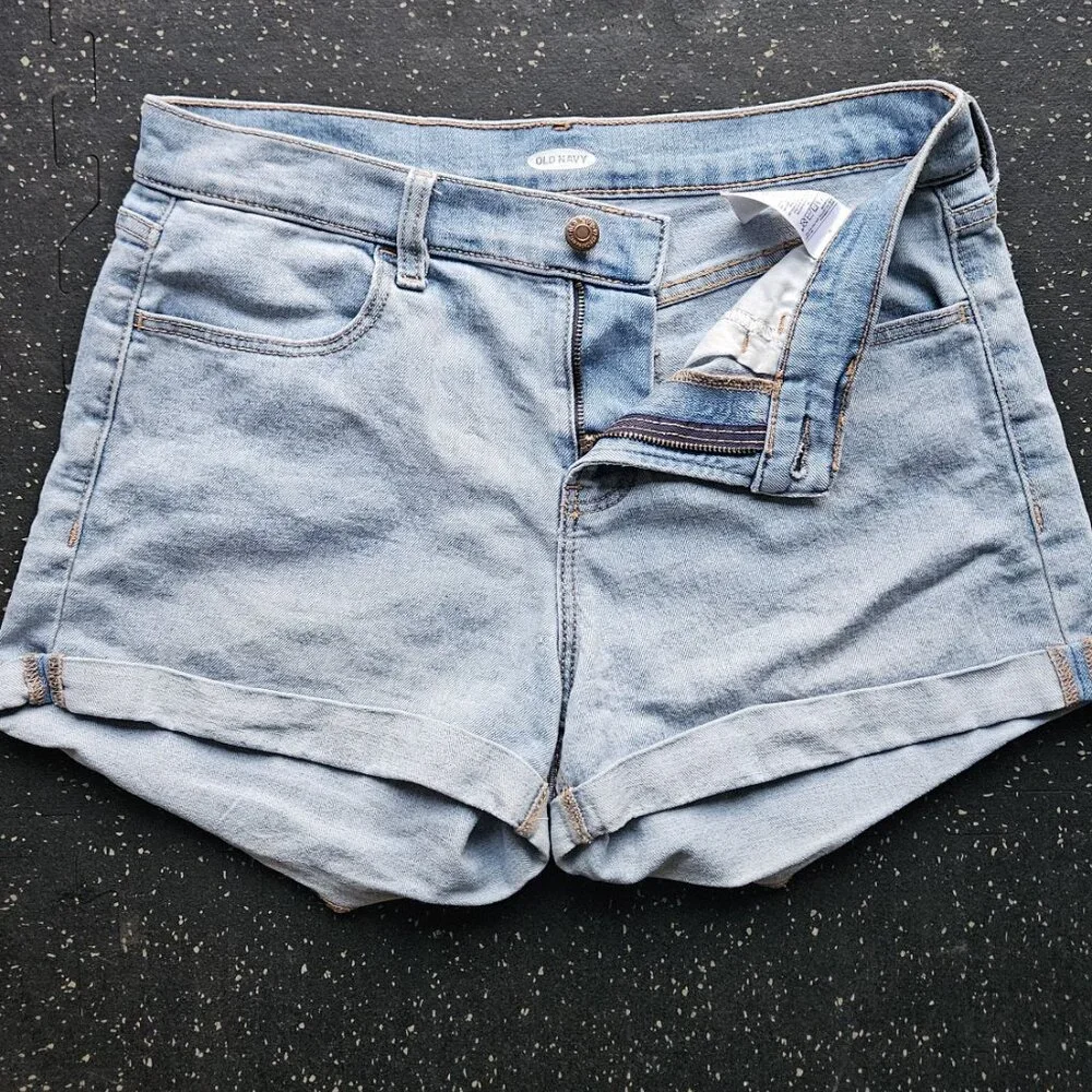 Old Navy Light Wash Cuffed Denim Shorts – Size 6 - Picture 4 of 7